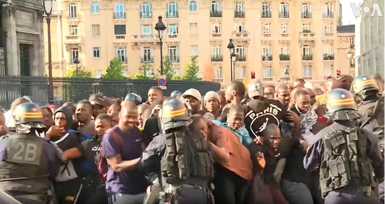 Veliki prosvjed migranata u Parizu: Ušli u zgradu Panthéona, turisti evakuirani